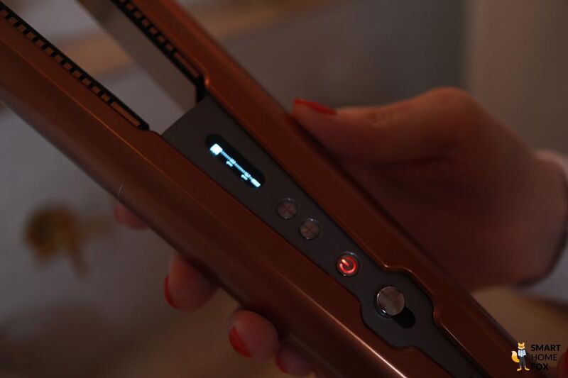 Man sieht die Bedienelemente des Dyson Corrale.